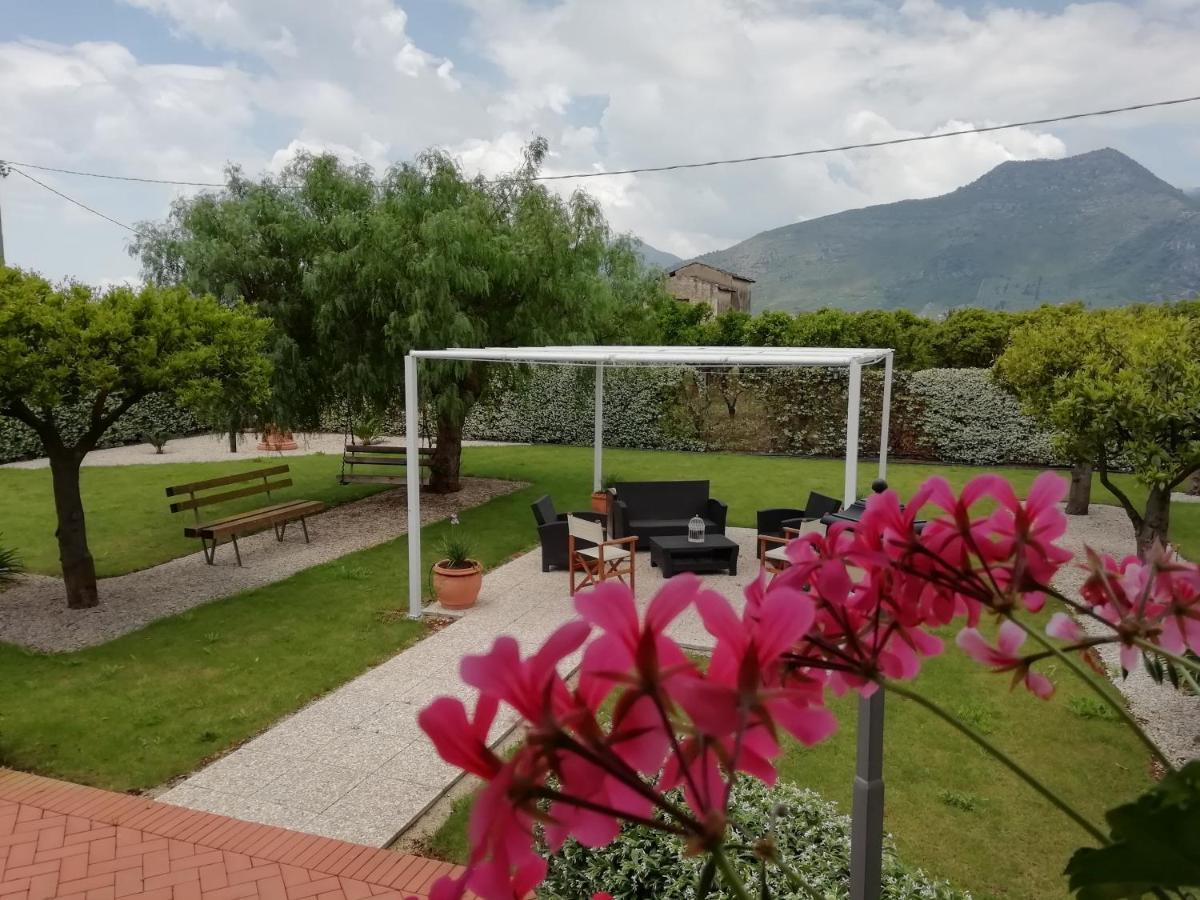 Il Giardino Delle Zagare Bed & Breakfast Фонди Екстериор снимка